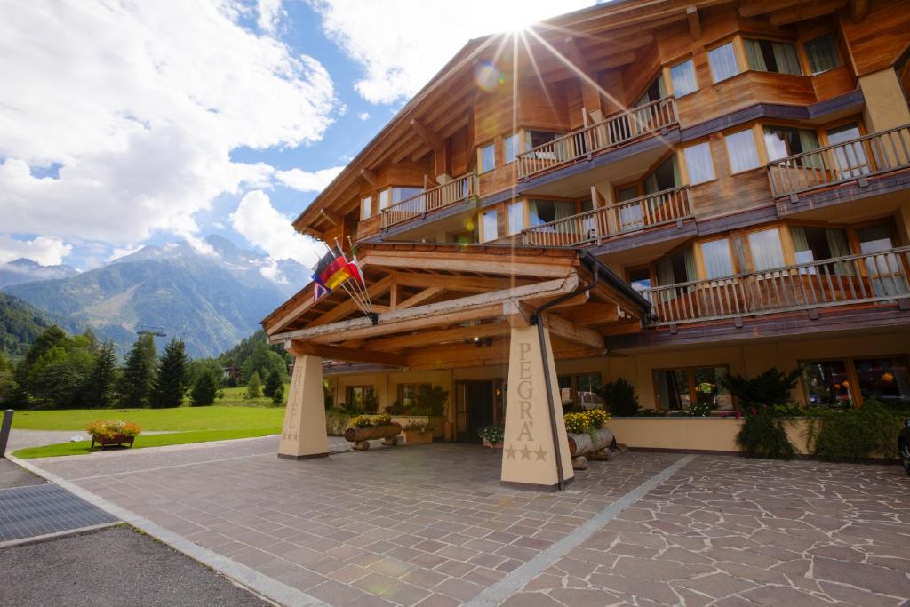 Nespecifikovaný výhled na hory nebo výhled na hory při pohledu z hotelu