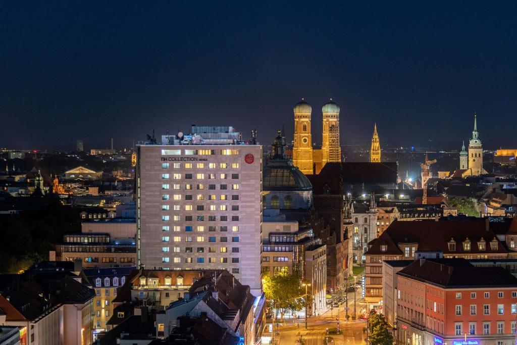 Blick auf eine Stadt in der Nacht mit Gebäuden in der Unterkunft NH Collection München Bavaria in München