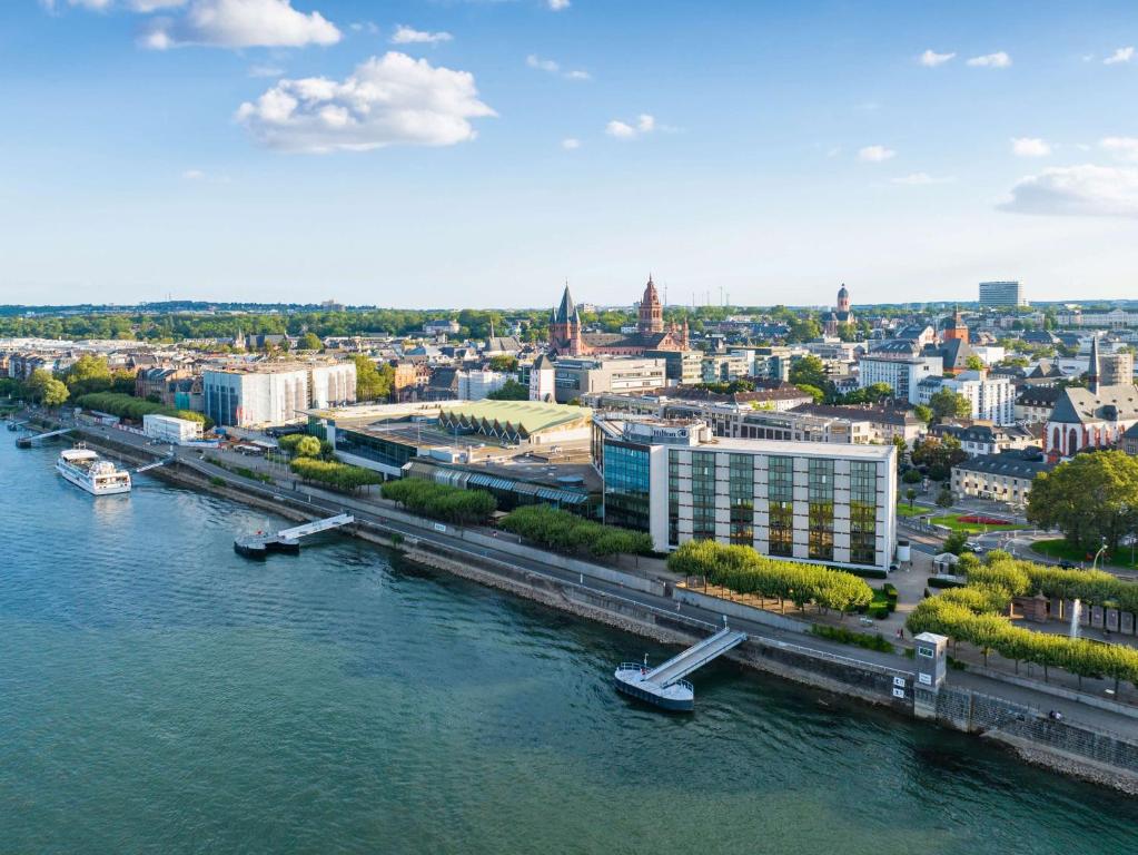 Luftblick auf eine Stadt mit Fluss in der Unterkunft Hilton Mainz in Mainz