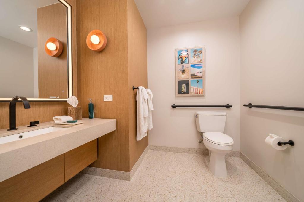 Hilton San Diego Gaslamp Quarter - 1 SUITE DE BÉDROOM - ACCESSIBLE SHOWER