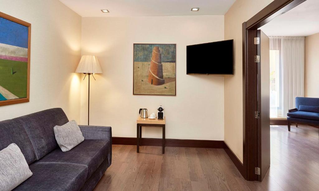 Uma TV ou centro de entretenimento em NH Barcelona Eixample