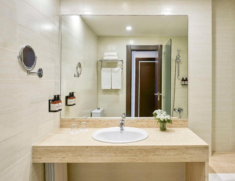 Um banheiro em NH Barcelona Eixample