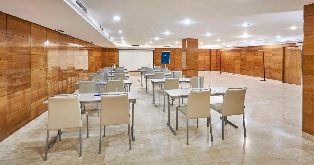 Um restaurante ou outro lugar para comer em NH Barcelona Eixample