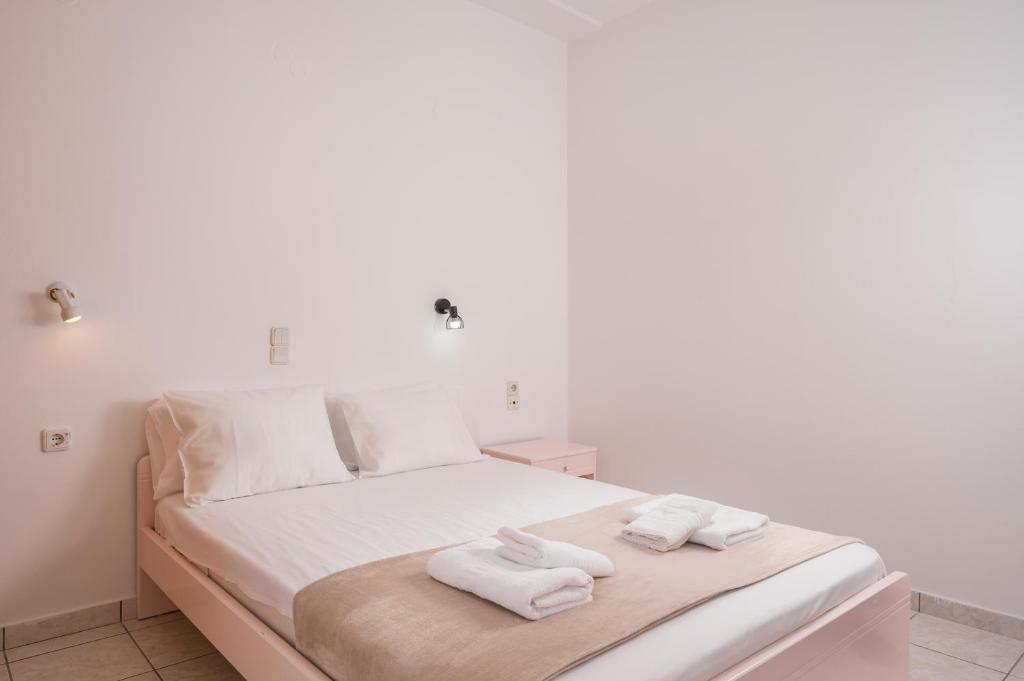 Postel nebo postele na pokoji v ubytování Captain Michalis Apartments - 750m from Kalamaki Beach