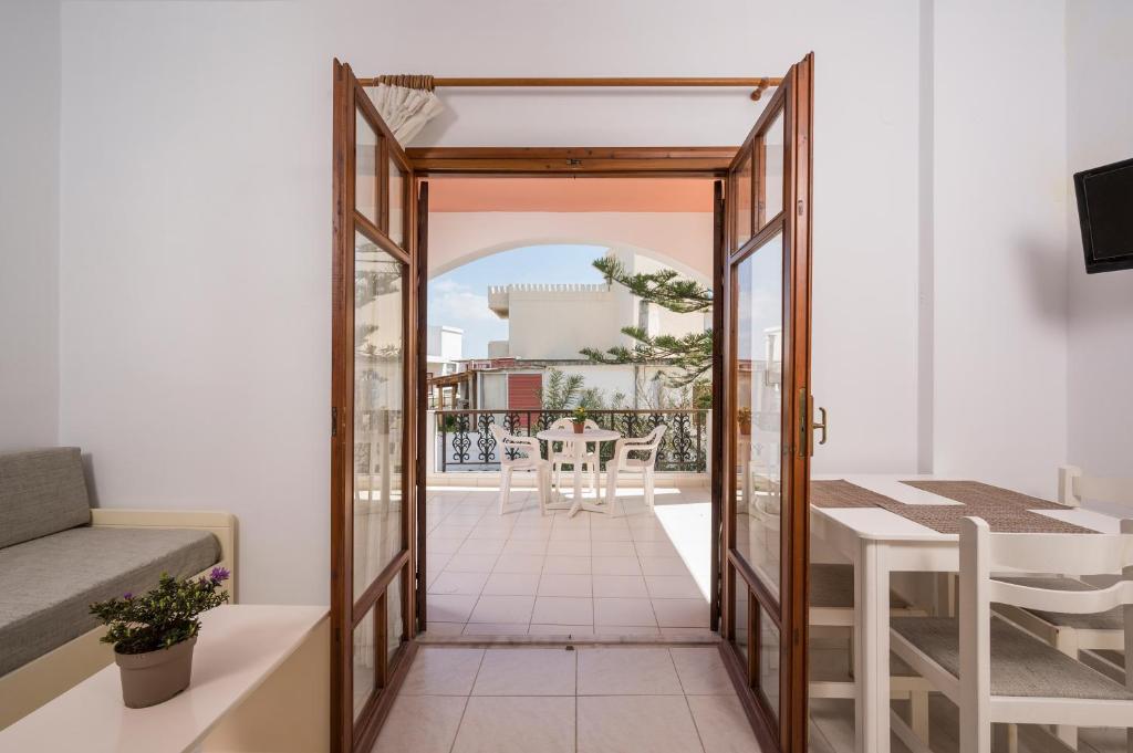 Balkón nebo terasa v ubytování Captain Michalis Apartments - 750m from Kalamaki Beach