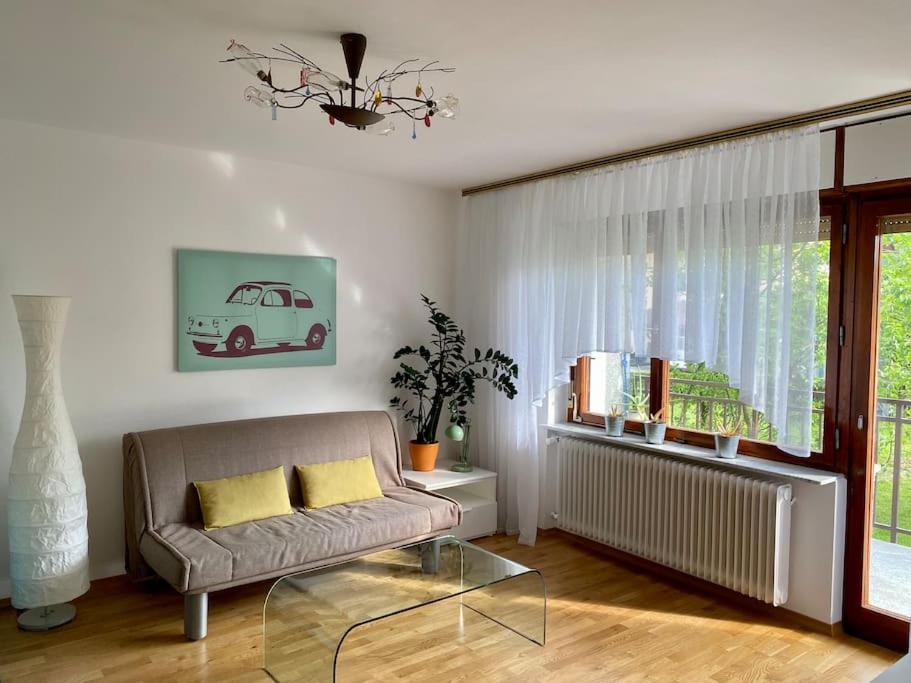 Χώρος καθιστικού στο Spacious APT in a Quiet Neighbourhood + Private Parking