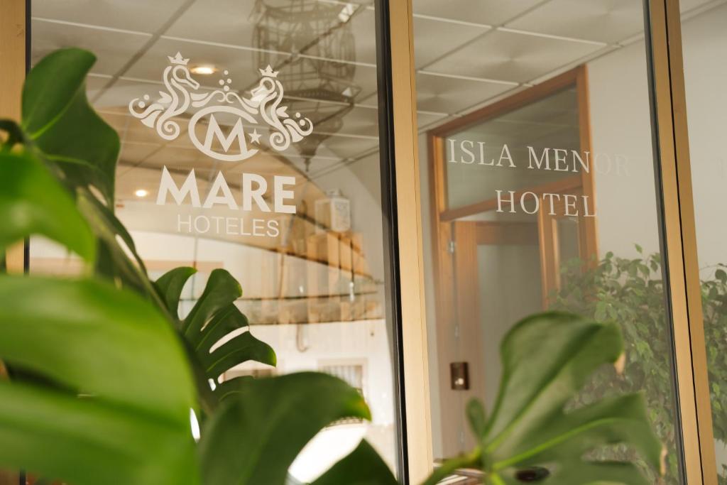 een glazen deur van een Marne Mercier hotel bij Hotel Isla Menor in Dos Hermanas