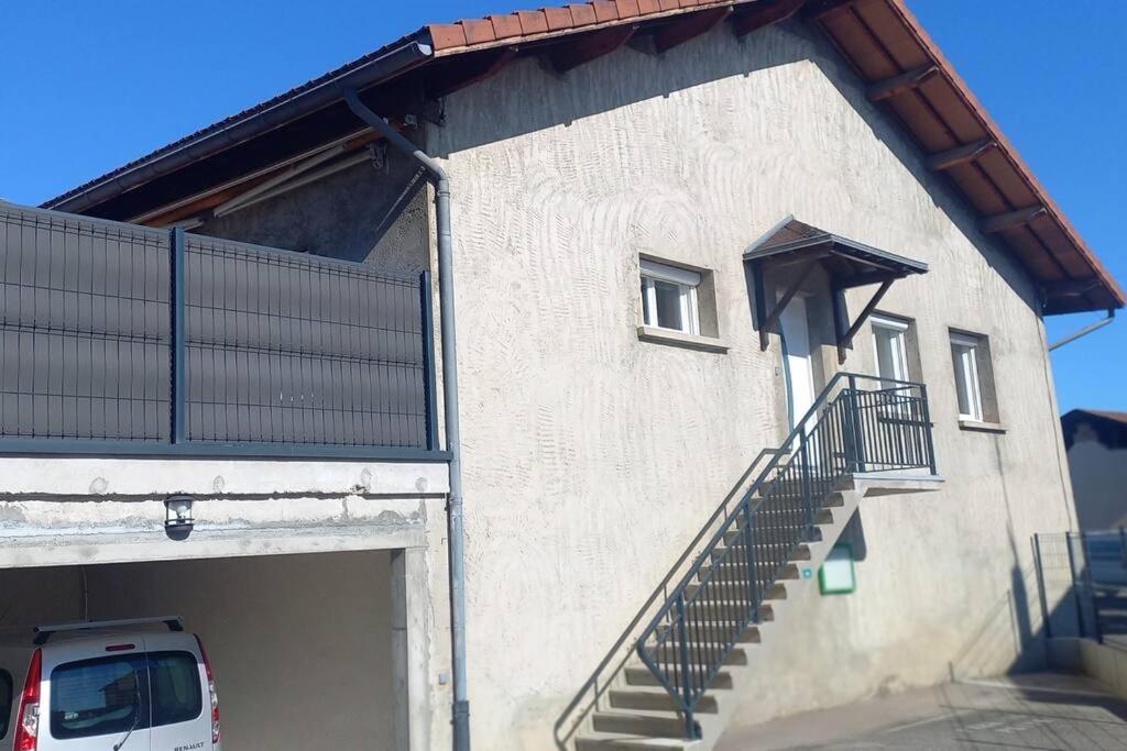 un bâtiment avec un escalier sur le côté dans l'établissement Chez Emile, à Brézins