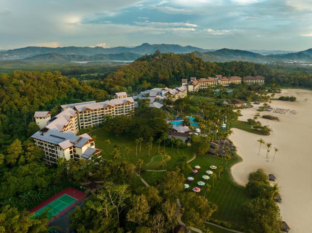 een luchtzicht op een resort naast een rivier bij Shangri-La Rasa Ria, Kota Kinabalu in Kota Kinabalu