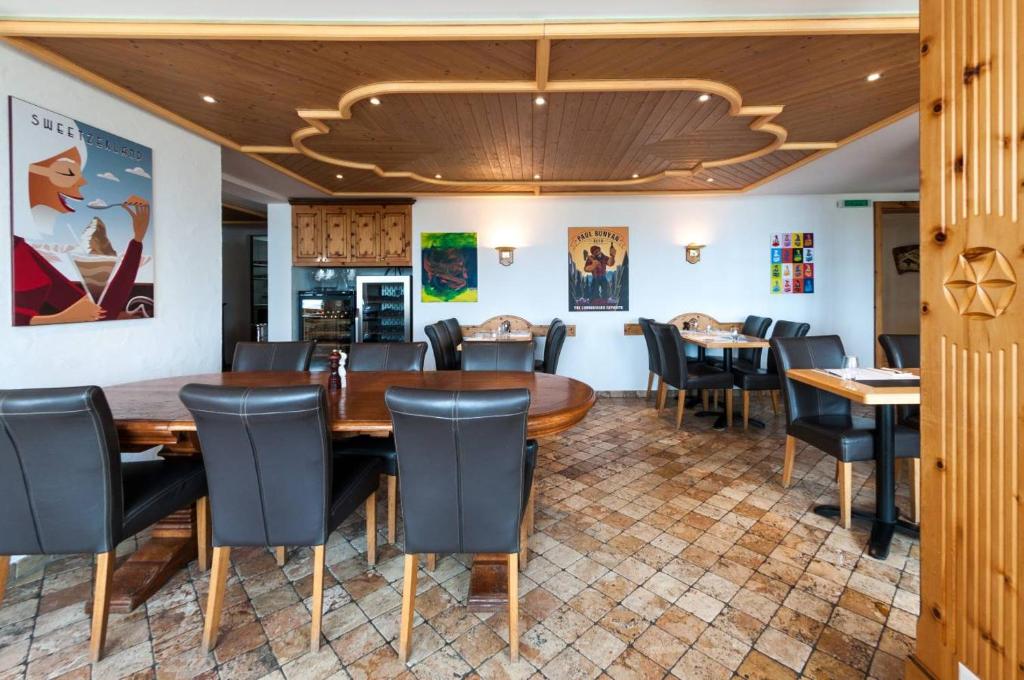 a dining room with a table and chairs at Alpe Fleurie Hôtel & Restaurant in Villars-sur-Ollon