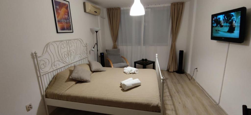 1 dormitorio con 1 cama con 2 toallas en ApartHotel Catalin, en Galaţi