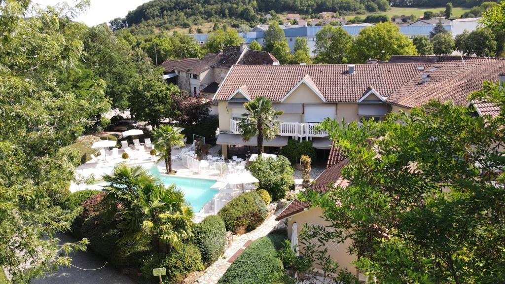 an aerial view of a house with a swimming pool at Le Relais de Farrou in Villefranche-de-Rouergue