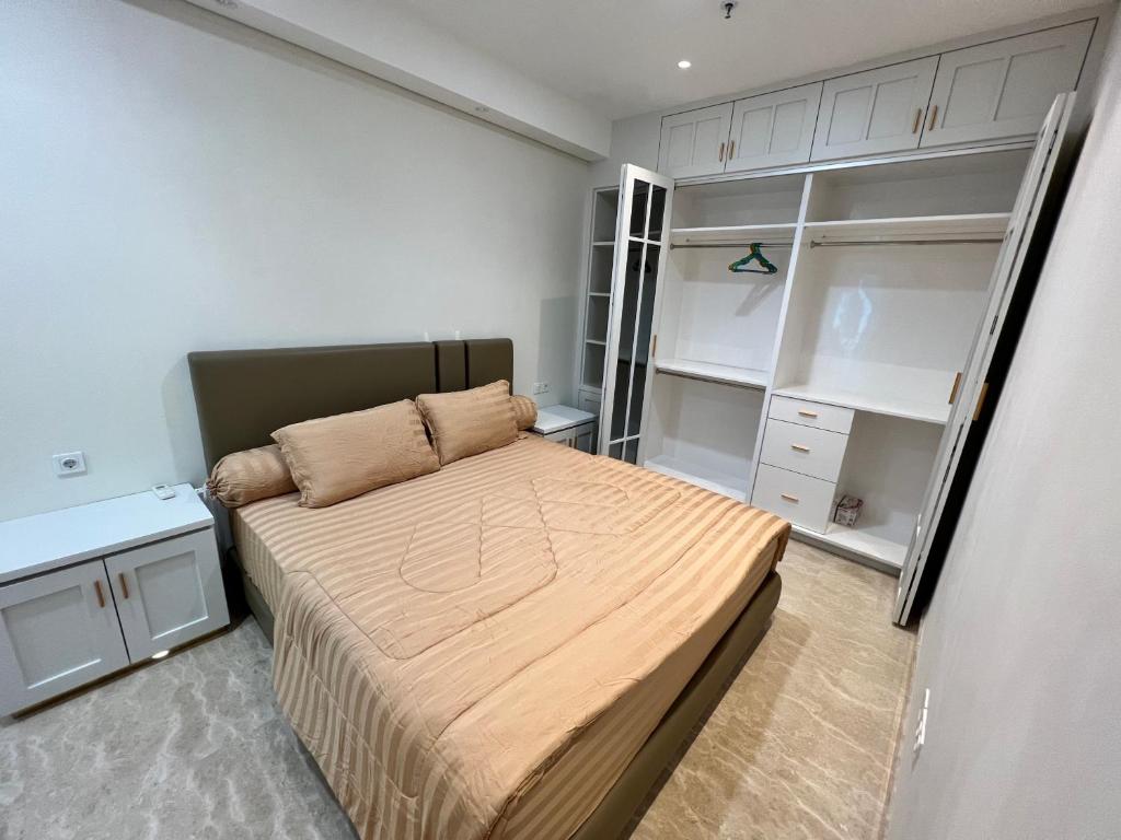 una piccola camera con letto e armadi di Apartemen 2BR Podomoro Lincoln Delipark Medan a Medan