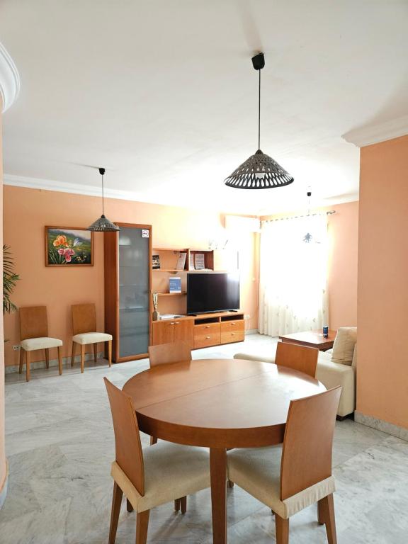 a living room with a table and chairs at Duplex centro Lidia in Ronda