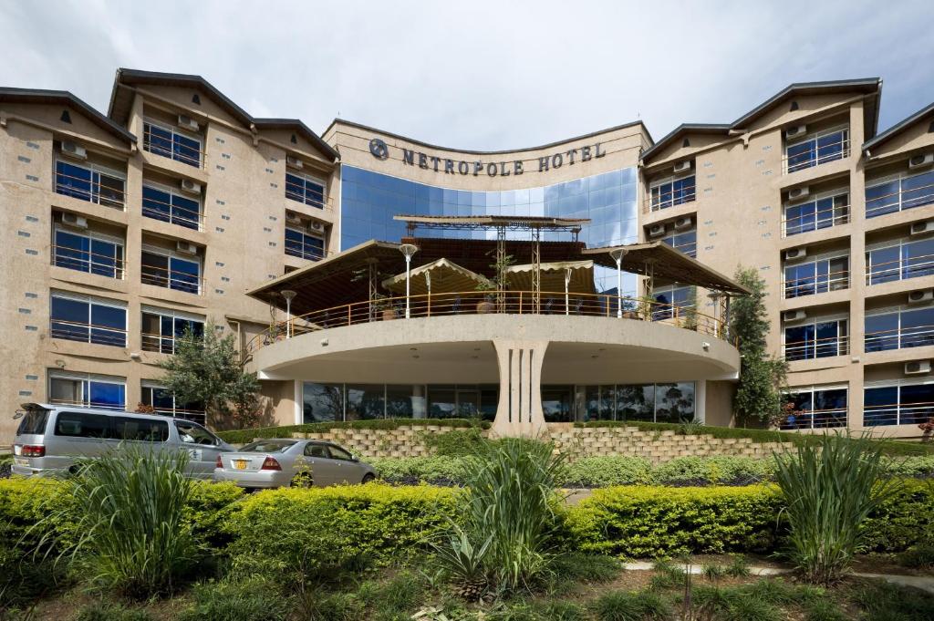 un gran edificio con un edificio redondo en Metropole Hotel Kampala, en Kampala