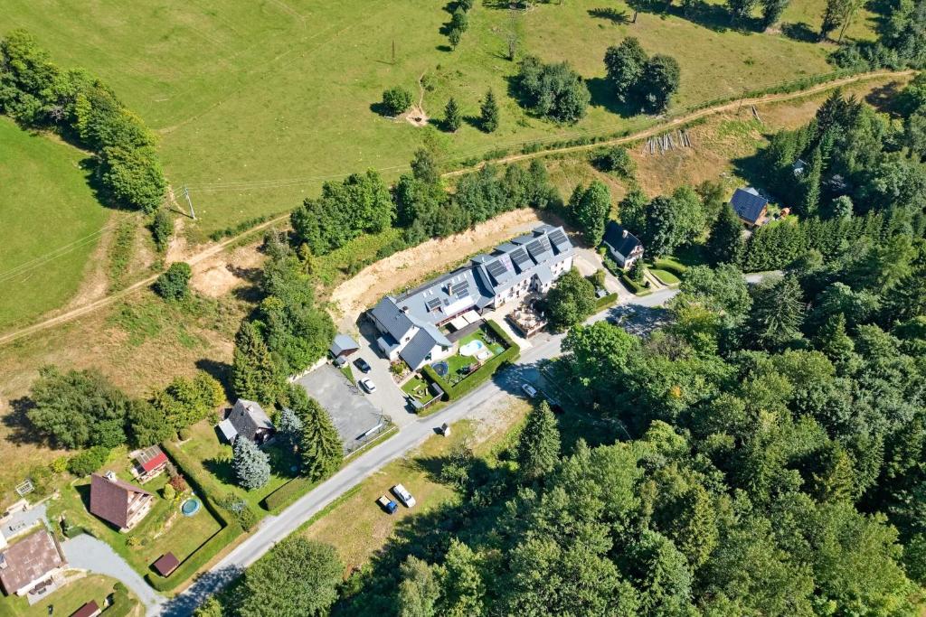 uma vista aérea de uma casa com uma estrada em Horský Hotel Sněženka em Hynčice pod Sušinou