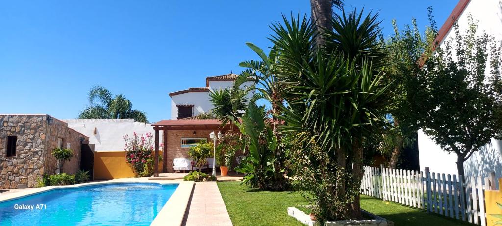 Chalet la Huerta con piscina y wifi
