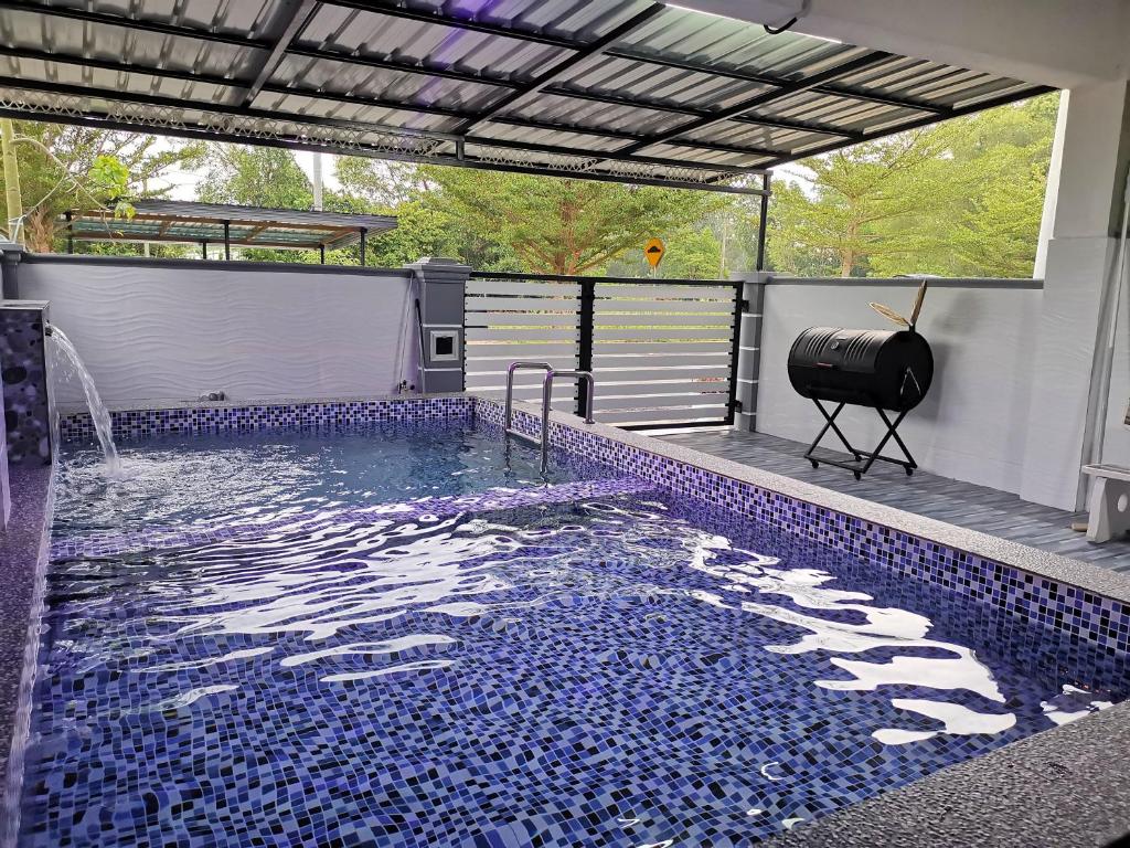 einen Pool in einem Haus mit Fliesenboden in der Unterkunft Homestay MdmMai Private Pool in Masjid Tanah