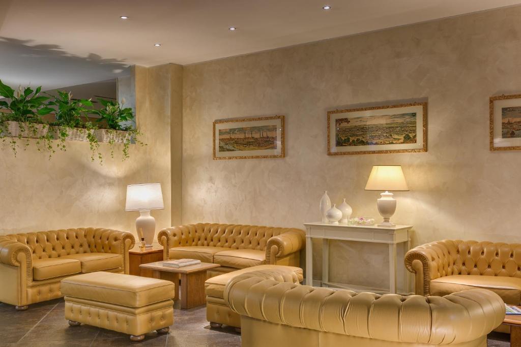 A seating area at Hotel Continental Brescia
