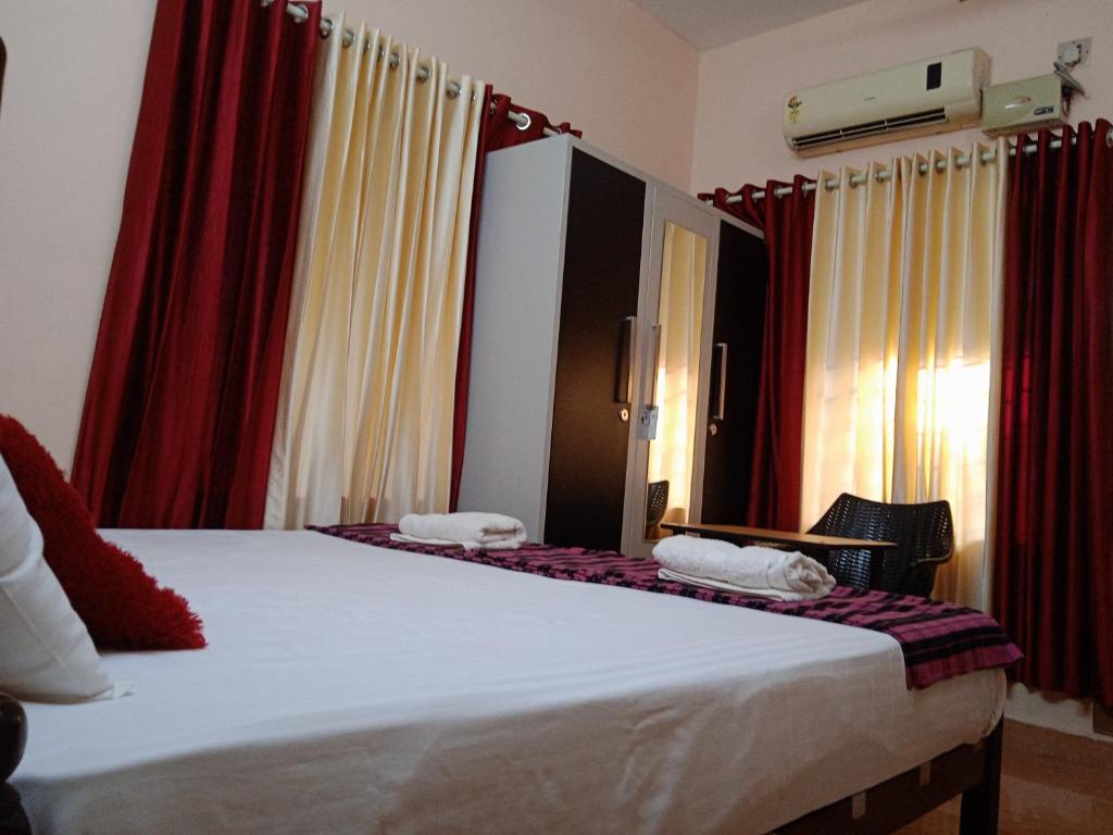 En eller flere senger på et rom på Valiyathayil Home Stay