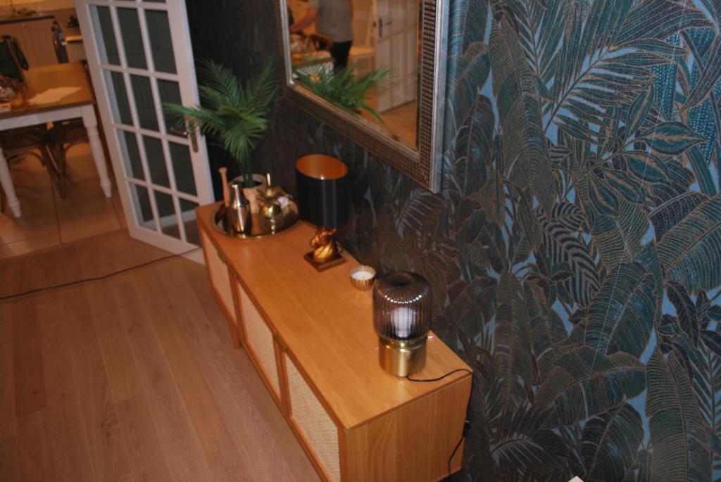 een kamer met een houten tafel en een muur bij New - Beautiful Countryside Home in Streatley