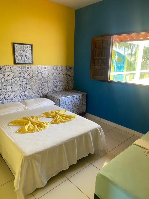 um quarto com 2 camas e uma janela em Sol Hostel & Pousada Maragogi em Maragogi