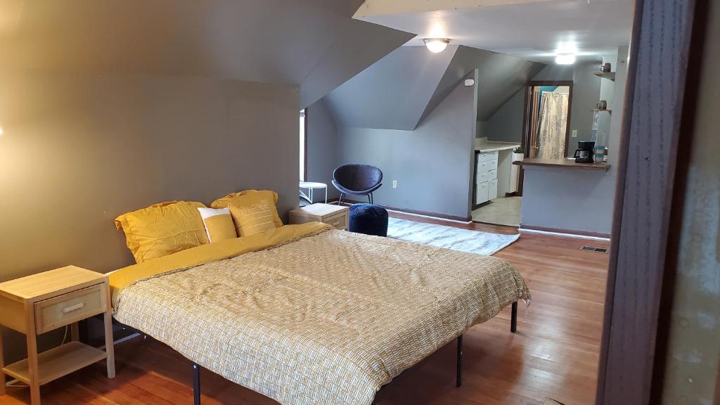 a bedroom with a bed with a yellow bedspread at Ana Maria del Azul in Minneapolis