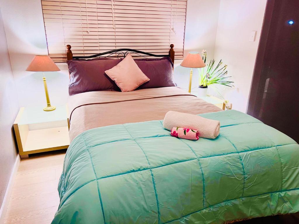 um quarto com uma cama grande e um cobertor azul em Double bedroom in Sharehouse in Canberra and Queanbeyan em Queanbeyan