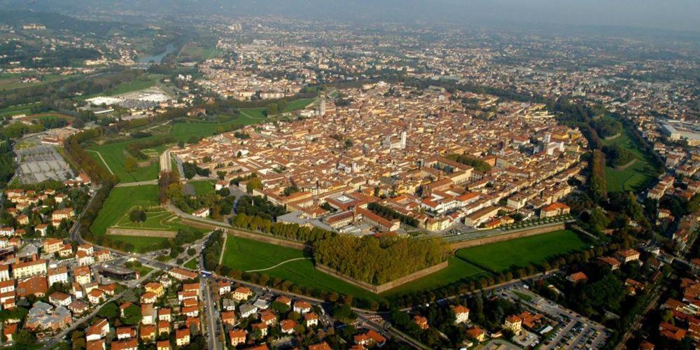 Nespecifikovaný výhled na destinaci Lucca nebo výhled na město při pohledu z penzionu