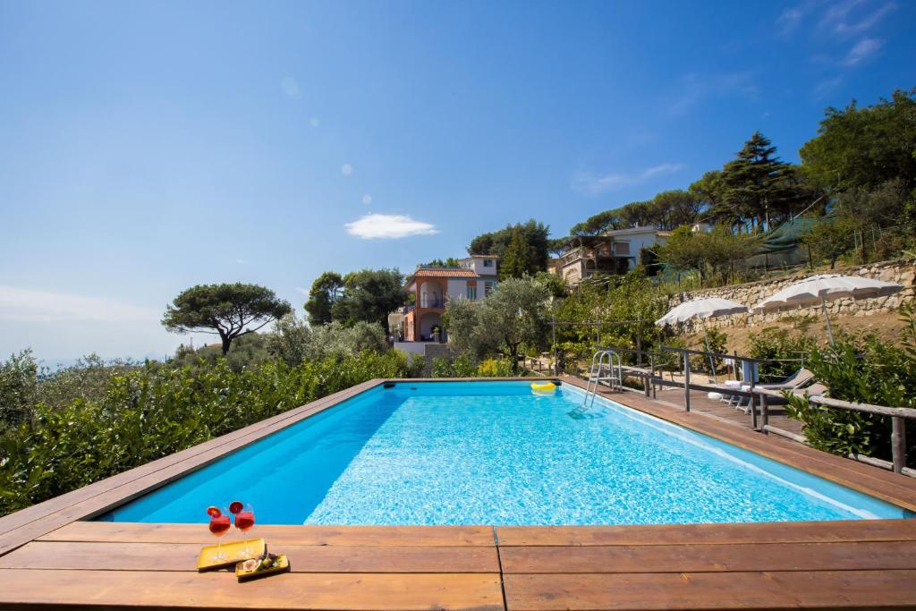 una piscina en una villa con vistas en Villa Fedora Sea&Stars, en Massa Lubrense