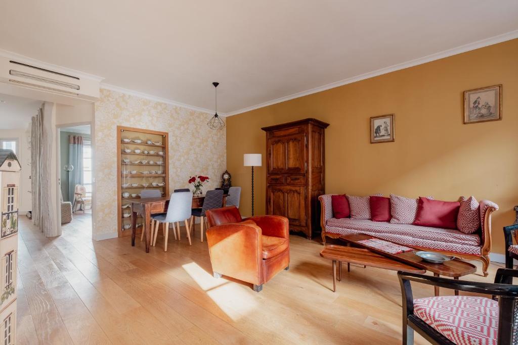 un salon avec un canapé et une table dans l'établissement Veeve - Amber Blush, à Paris