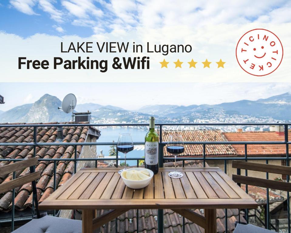 einen Tisch mit einer Flasche Wein auf dem Balkon in der Unterkunft Vista lago Splendida casa a 5 stelle - Lugano Collina in Aldesago