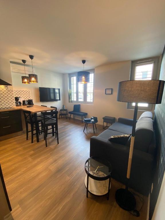 un salon avec un canapé et une table dans l'établissement Marianne 3, à Bergerac