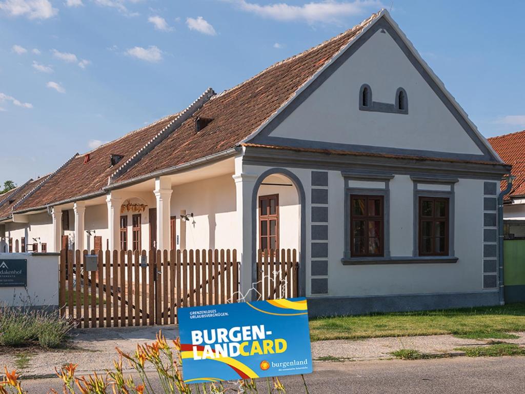 una casa con un cartel delante de ella en Tschardakenhof Appartements, en Lutzmannsburg