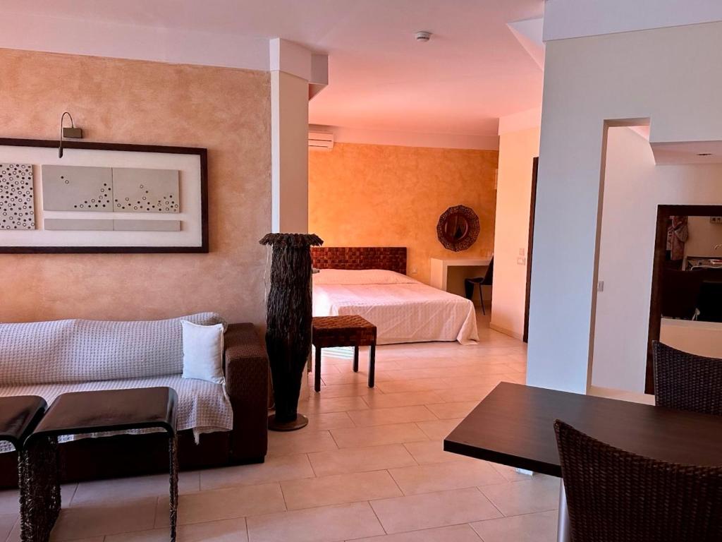 een hotelkamer met een bed en een woonkamer bij Oazis VIP Club in Sunny Beach