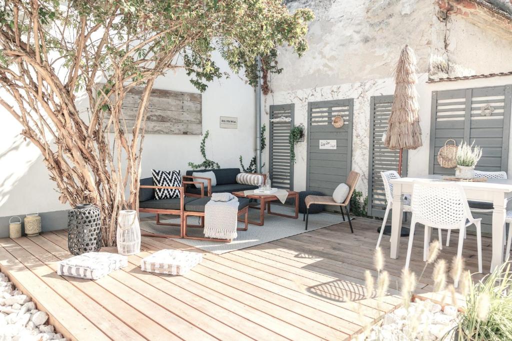 een patio met een tafel en stoelen en een tafel en een tafel bij Casa Palfy in Oslip