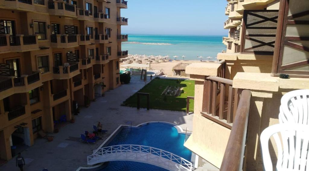 uma vista a partir da varanda de um edifício com piscina em Turtles Beach resort em Hurghada
