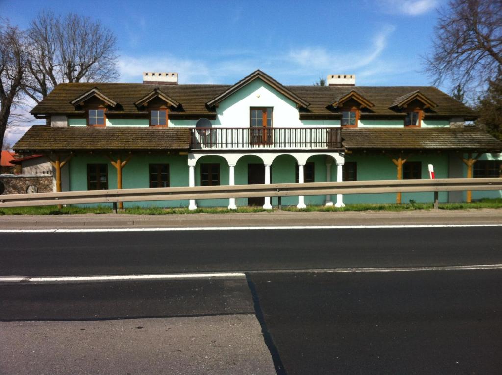 a house on the side of a road at Tanie noclegi w Bedlnie k. Kutna in Bedlno