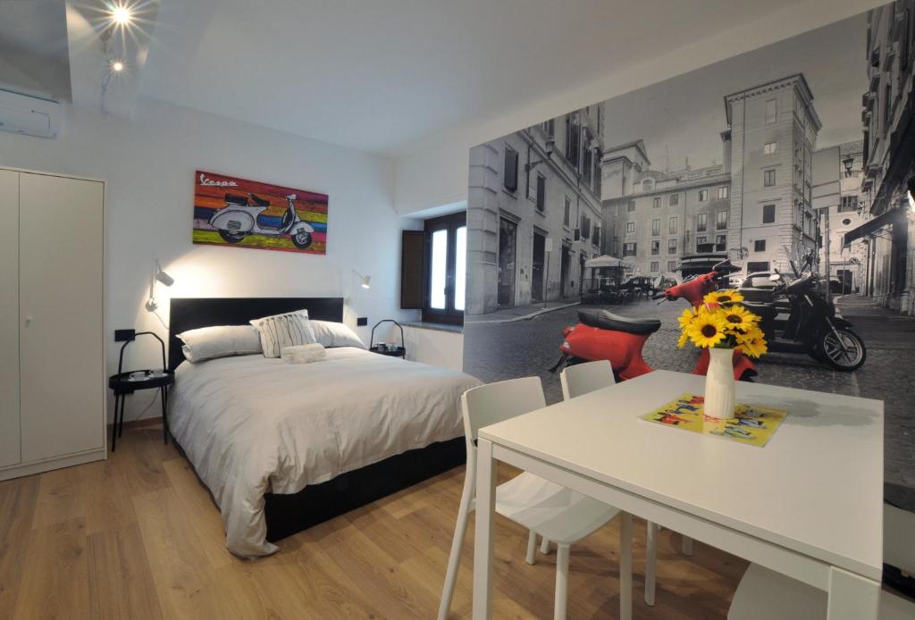 una camera da letto con un letto e un tavolo con un vaso di fiori di Special 10 - Comfort and Style in the Heart of Historic Turin Center a Torino