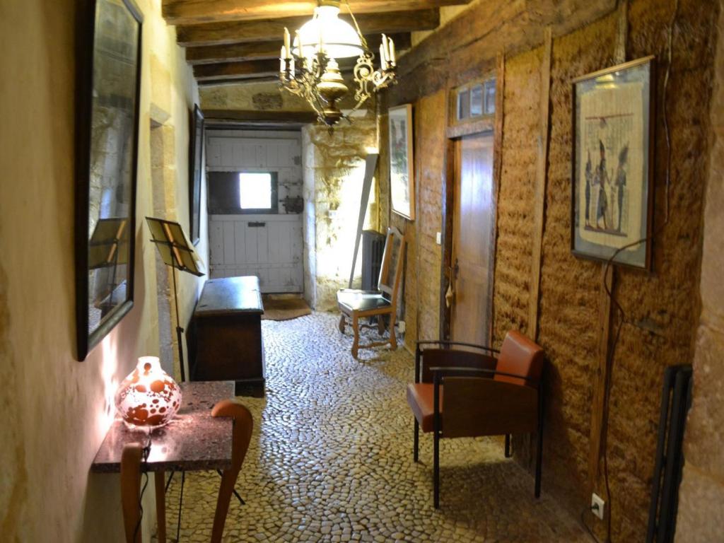 Część wypoczynkowa w obiekcie Prieuré restauré avec jardin, charme ancien et commodités modernes, près de l’église à Beaulieu - FR-1-653-145