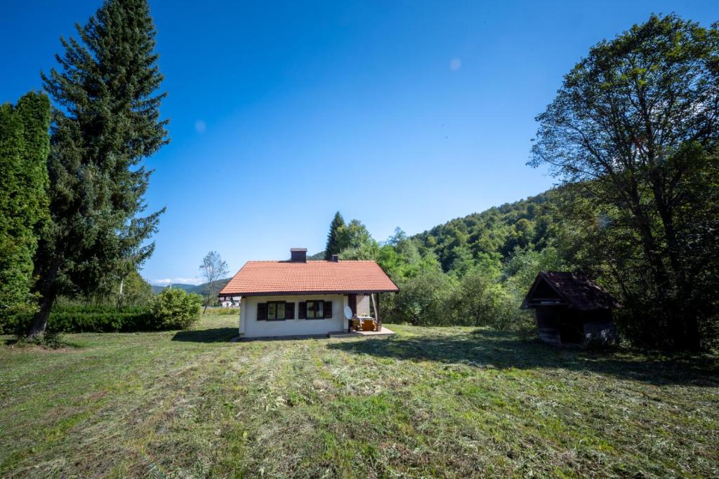 a small house in the middle of a field at Svjetlost in Jahorina
