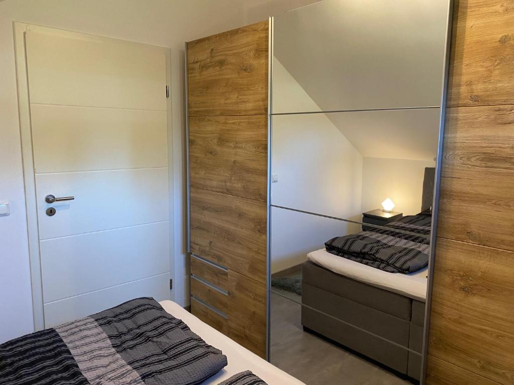 - une chambre avec 2 lits et un placard miroir dans l'établissement Dachterrassenwohnung Alois, à Passau