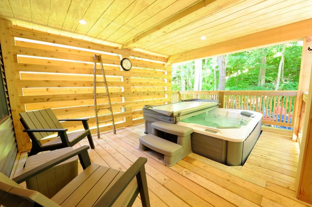 una sauna con bañera de hidromasaje en una casa de madera en Mountain bike Ski Eville Mecca, en Ellicottville