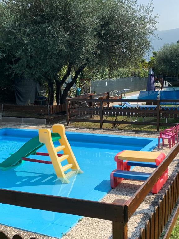 Bazén v ubytování Residence Cascata Varone nebo v jeho okolí