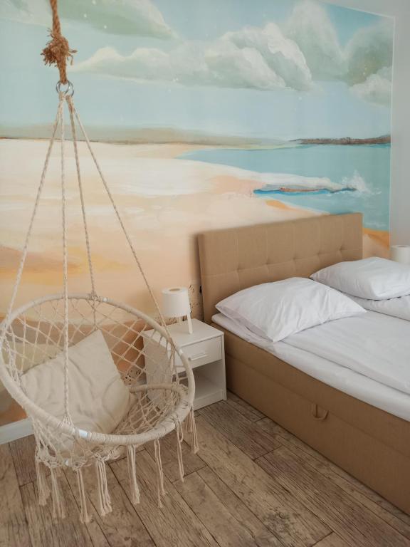 um quarto com uma cama e uma cadeira de baloiço em Willa Bloom em Rewa