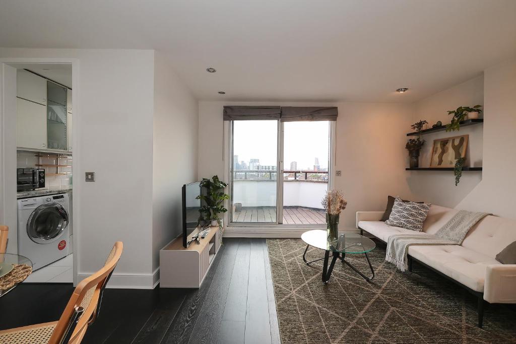 Posezení v ubytování 2 bedroom Chic Apartment With Private Balcony In Notting Hill
