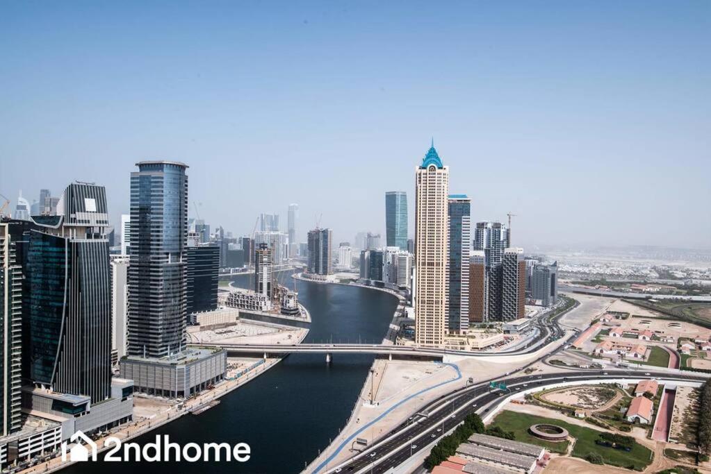 Nespecifikovaný výhled na destinaci Dubaj nebo výhled na město při pohledu z apartmánu