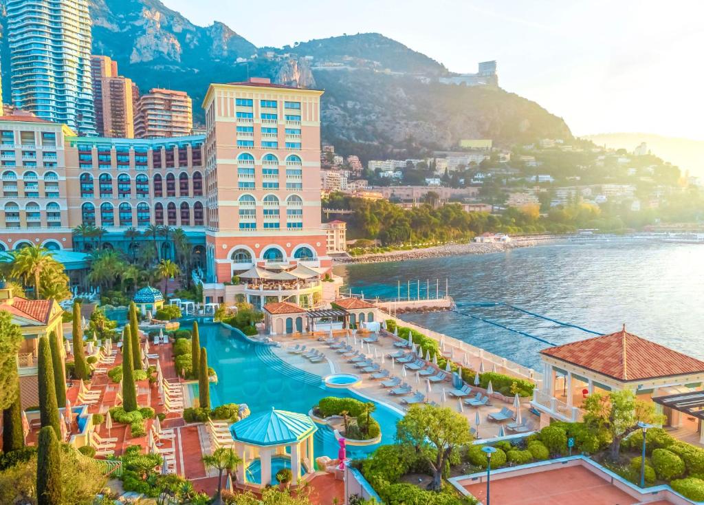 - une vue aérienne sur un complexe avec une masse d'eau dans l'établissement Monte-Carlo Bay Hotel & Resort, à Monte-Carlo