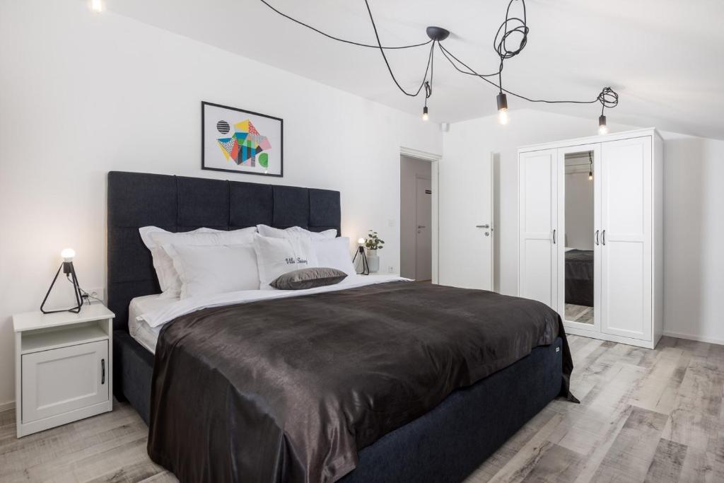Postel nebo postele na pokoji v ubytování Luxury Villa Sušanj