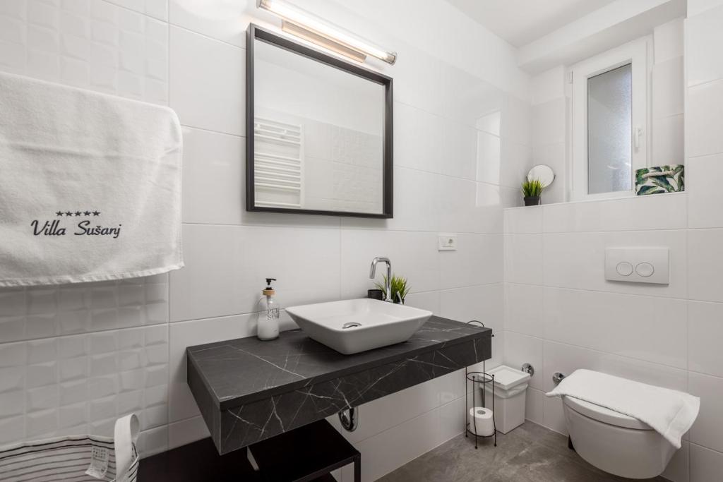 Koupelna v ubytování Luxury Villa Sušanj